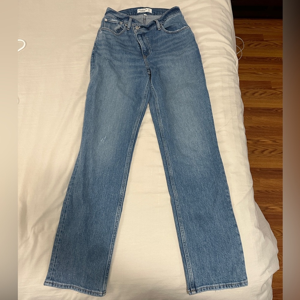 New Abercrombie & Fitch 90’s Straight Ultra High Rise Cross-cross Jeans.